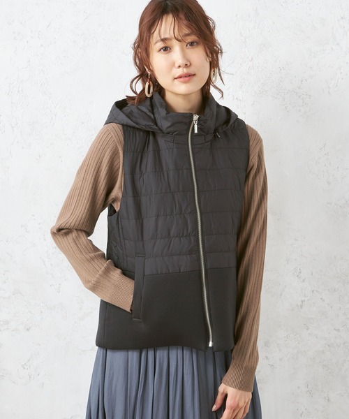 Petit Honfleur（プチオンフルール）の「ハイブリッド切り替えダウンベスト（ダウンベスト・レディース・アイボリー/ブラック・9号/11号/13号）」の2枚目の写真