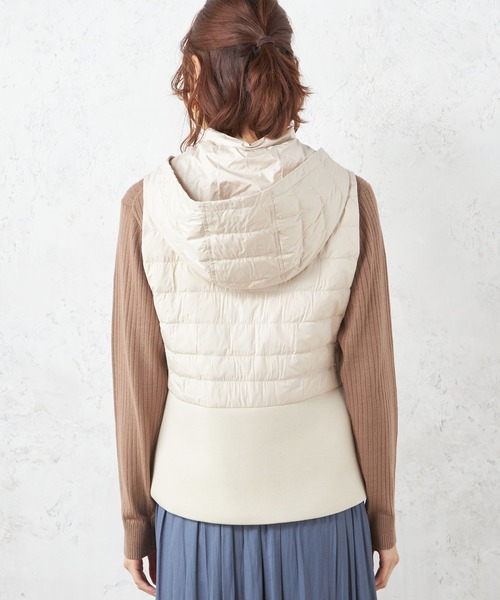 Petit Honfleur（プチオンフルール）の「ハイブリッド切り替えダウンベスト（ダウンベスト・レディース・アイボリー/ブラック・9号/11号/13号）」の12枚目の写真