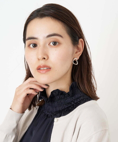 a.v.v(アーヴェヴェ)の「アシメモチーフピアス(ピアス(両耳用)・レディース・シルバー/ゴールド・38)」の1枚目の写真