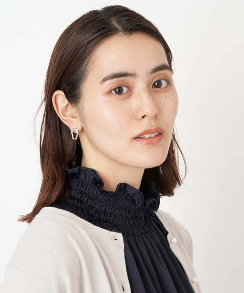 a.v.v(アーヴェヴェ)の「アシメモチーフピアス(ピアス(両耳用)・レディース・シルバー/ゴールド・38)」の4枚目の写真