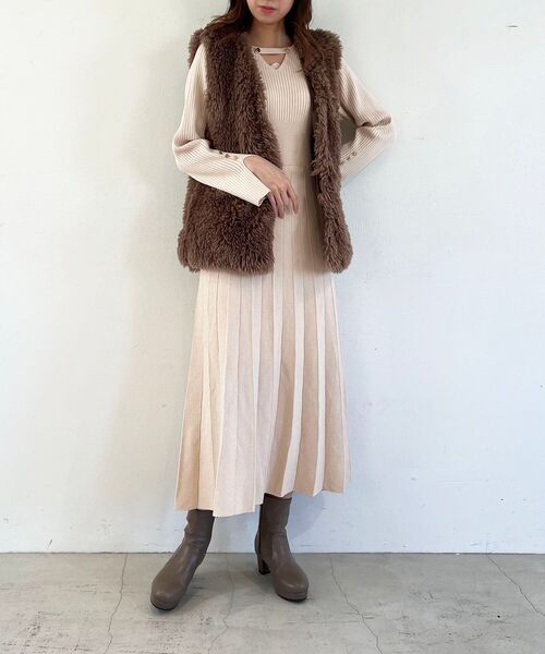 MAJESTIC LEGON（マジェスティックレゴン）の「フロントボタンニットワンピース（ワンピース・レディース・ブラック/ブラウン/アイボリー・MEDIUM）」の4枚目の写真