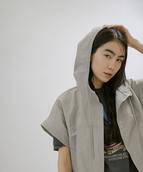 SALON adam et rope'（サロン アダム エ ロペ）の「【WEB・一部直営店舗限定】[手洗い・袖取り外し可能]マルチウェイマウンテンパーカー/ベスト（マウンテンパーカー・レディース・ベージュ/ブラック/グレー系その他・FREE）」の4枚目の写真