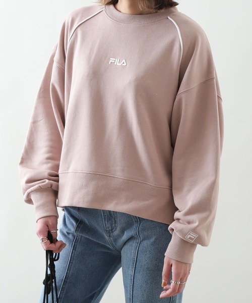 FILA(フィラ)の「【FILA】 ワンポイント ロゴ 刺繍 オーバーサイズ 裏毛 スウェット トレーナー(スウェット・レディース・アイボリー/ピンクベージュ/スミクロ・MEDIUM/LARGE)」の1枚目の写真