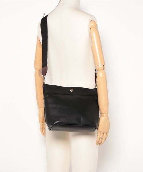 LUGG NAGG(ラグナグ)の「【adottona/アドット】ショルダーつきミニバッグ(ショルダーバッグ・レディース・ベージュ/ブラック・FREE)」の20枚目の写真