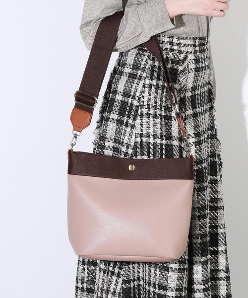 LUGG NAGG(ラグナグ)の「【adottona/アドット】ショルダーつきミニバッグ(ショルダーバッグ・レディース・ベージュ/ブラック・FREE)」の1枚目の写真