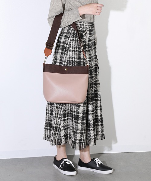 LUGG NAGG(ラグナグ)の「【adottona/アドット】ショルダーつきミニバッグ(ショルダーバッグ・レディース・ベージュ/ブラック・FREE)」の17枚目の写真