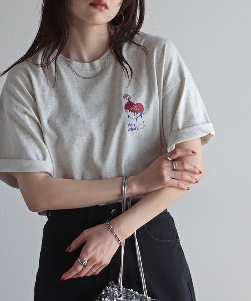 COURO（コウロ）の「デザインロゴプリントTシャツ（Tシャツ/カットソー・レディース・クリーム/チャコールグレー/ブラック/ホワイト系/ホワイト系1/ホワイト系2/ホワイト/オートミール/キナリ/ミント/ブラック系/ブラック系1/ホワイト系3/ホワイト系4/ライトグレー系/ライトグレー系1/ライトグレー系2・M/L）」の12枚目の写真