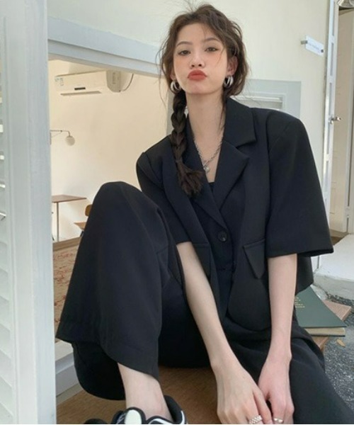 SONA（ソナ）の「SONA Vネッククロップボタン半袖カラージャケット（テーラードジャケット・レディース・ブラック/グリーン・FREE）」の2枚目の写真