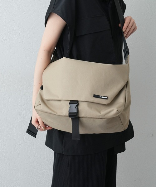 COLONY 2139（コロニートゥーワンスリーナイン）の「撥水メッセンジャーバッグ（メッセンジャーバッグ・メンズ・ブラック/ベージュ/グレー/グリーン・FREE）」の22枚目の写真