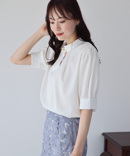 BLUEEAST（ブルーイースト）の「パール付きスタンドカラーブラウス（シャツ/ブラウス・レディース・ベージュ/オフホワイト/ブルーグレー・MEDIUM/LARGE）」の2枚目の写真