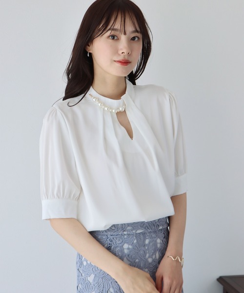 BLUEEAST（ブルーイースト）の「パール付きスタンドカラーブラウス（シャツ/ブラウス・レディース・ベージュ/オフホワイト/ブルーグレー・MEDIUM/LARGE）」の4枚目の写真