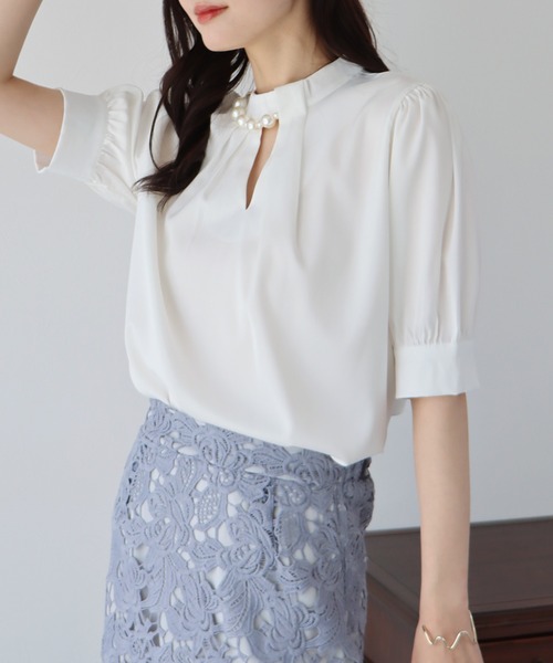 BLUEEAST（ブルーイースト）の「パール付きスタンドカラーブラウス（シャツ/ブラウス・レディース・ベージュ/オフホワイト/ブルーグレー・MEDIUM/LARGE）」の5枚目の写真