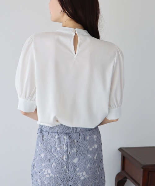 BLUEEAST（ブルーイースト）の「パール付きスタンドカラーブラウス（シャツ/ブラウス・レディース・ベージュ/オフホワイト/ブルーグレー・MEDIUM/LARGE）」の6枚目の写真