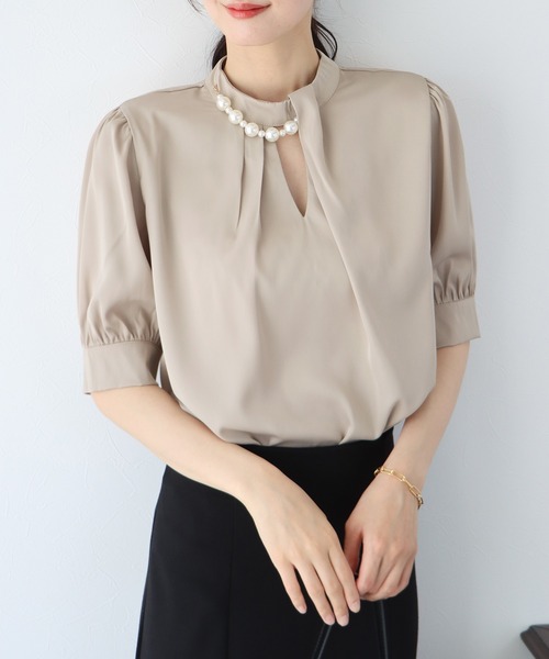 BLUEEAST（ブルーイースト）の「パール付きスタンドカラーブラウス（シャツ/ブラウス・レディース・ベージュ/オフホワイト/ブルーグレー・MEDIUM/LARGE）」の8枚目の写真