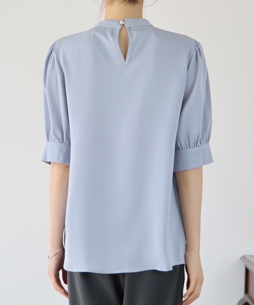 BLUEEAST（ブルーイースト）の「パール付きスタンドカラーブラウス（シャツ/ブラウス・レディース・ベージュ/オフホワイト/ブルーグレー・MEDIUM/LARGE）」の14枚目の写真