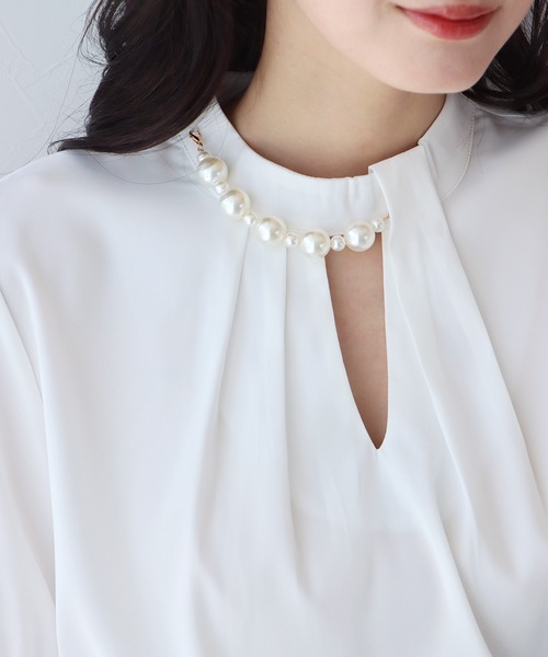 BLUEEAST（ブルーイースト）の「パール付きスタンドカラーブラウス（シャツ/ブラウス・レディース・ベージュ/オフホワイト/ブルーグレー・MEDIUM/LARGE）」の15枚目の写真