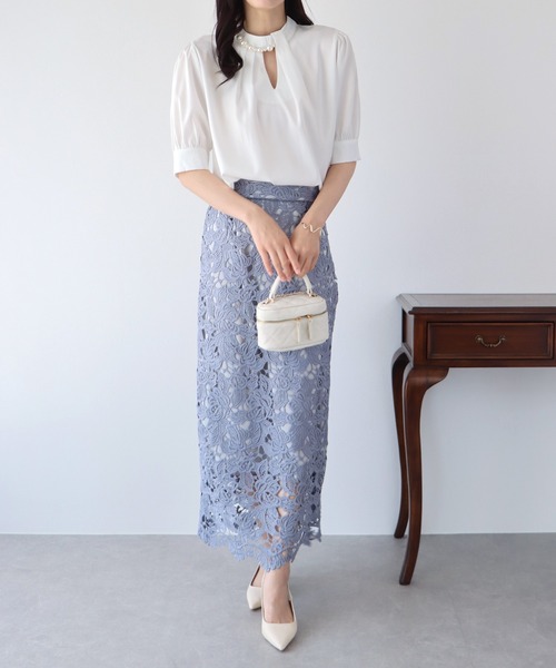 BLUEEAST（ブルーイースト）の「パール付きスタンドカラーブラウス（シャツ/ブラウス・レディース・ベージュ/オフホワイト/ブルーグレー・MEDIUM/LARGE）」の16枚目の写真