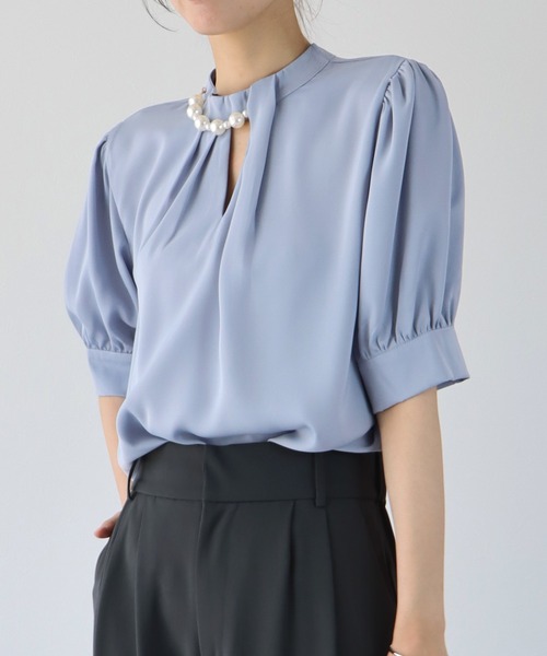 BLUEEAST（ブルーイースト）の「パール付きスタンドカラーブラウス（シャツ/ブラウス・レディース・ベージュ/オフホワイト/ブルーグレー・MEDIUM/LARGE）」の17枚目の写真