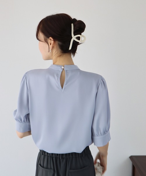 BLUEEAST（ブルーイースト）の「パール付きスタンドカラーブラウス（シャツ/ブラウス・レディース・ベージュ/オフホワイト/ブルーグレー・MEDIUM/LARGE）」の18枚目の写真