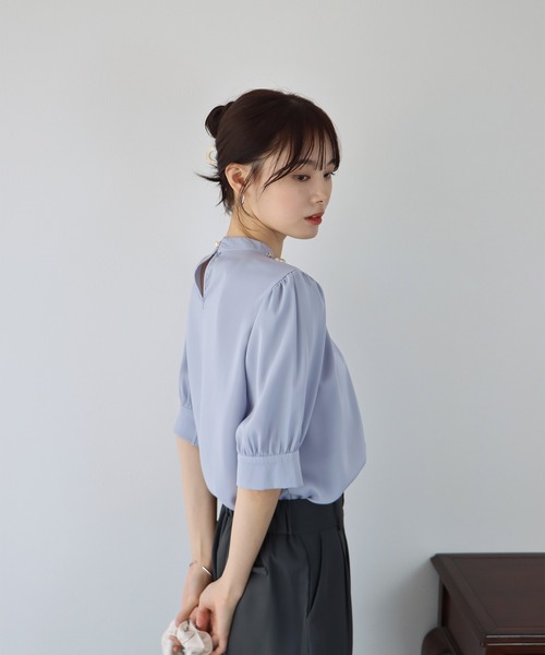 BLUEEAST（ブルーイースト）の「パール付きスタンドカラーブラウス（シャツ/ブラウス・レディース・ベージュ/オフホワイト/ブルーグレー・MEDIUM/LARGE）」の19枚目の写真