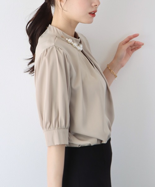 BLUEEAST（ブルーイースト）の「パール付きスタンドカラーブラウス（シャツ/ブラウス・レディース・ベージュ/オフホワイト/ブルーグレー・MEDIUM/LARGE）」の22枚目の写真