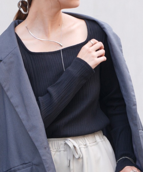 COLONY 2139（コロニートゥーワンスリーナイン）の「ランダムテレコ前後2WAYスクエアネック長袖Tシャツ（Tシャツ/カットソー・レディース・グレイッシュベージュ/オフホワイト/ブラック/ブルー・FREE）」の2枚目の写真