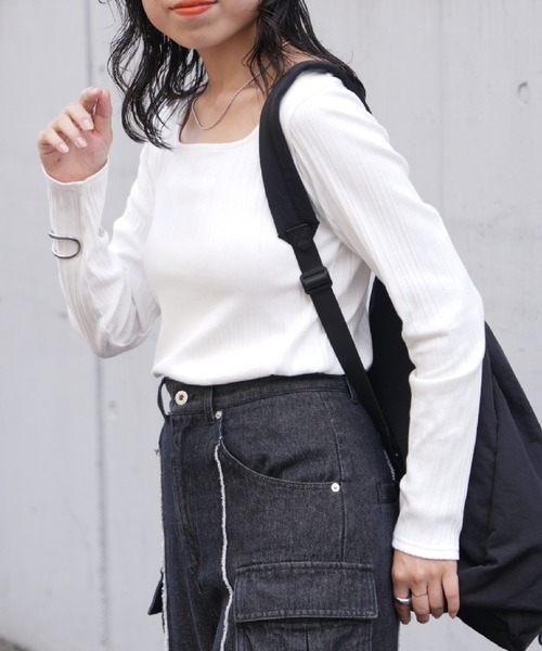 COLONY 2139（コロニートゥーワンスリーナイン）の「ランダムテレコ前後2WAYスクエアネック長袖Tシャツ（Tシャツ/カットソー・レディース・グレイッシュベージュ/オフホワイト/ブラック/ブルー・FREE）」の6枚目の写真