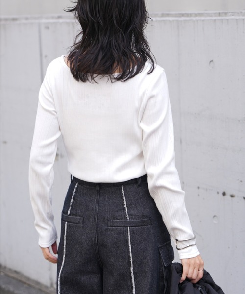 COLONY 2139（コロニートゥーワンスリーナイン）の「ランダムテレコ前後2WAYスクエアネック長袖Tシャツ（Tシャツ/カットソー・レディース・グレイッシュベージュ/オフホワイト/ブラック/ブルー・FREE）」の7枚目の写真