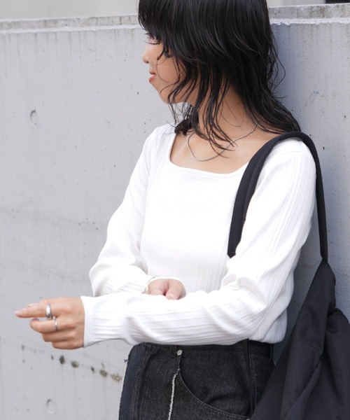 COLONY 2139（コロニートゥーワンスリーナイン）の「ランダムテレコ前後2WAYスクエアネック長袖Tシャツ（Tシャツ/カットソー・レディース・グレイッシュベージュ/オフホワイト/ブラック/ブルー・FREE）」の5枚目の写真