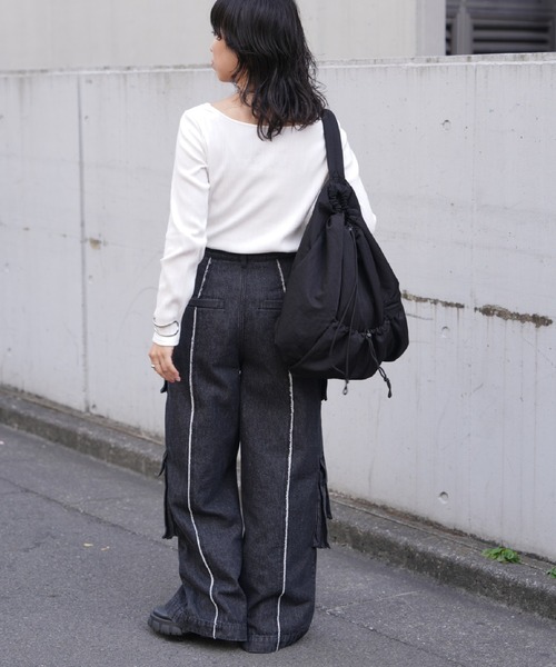 COLONY 2139（コロニートゥーワンスリーナイン）の「ランダムテレコ前後2WAYスクエアネック長袖Tシャツ（Tシャツ/カットソー・レディース・グレイッシュベージュ/オフホワイト/ブラック/ブルー・FREE）」の13枚目の写真