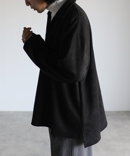 CREARE -LINO-（クレアーレリノ）の「スウェードポンチ キーネック ルーズ シャツ<ユニセックス>（シャツ/ブラウス・メンズ・ブラック/チャコールグレー/グレイッシュベージュ・M/L）」の5枚目の写真