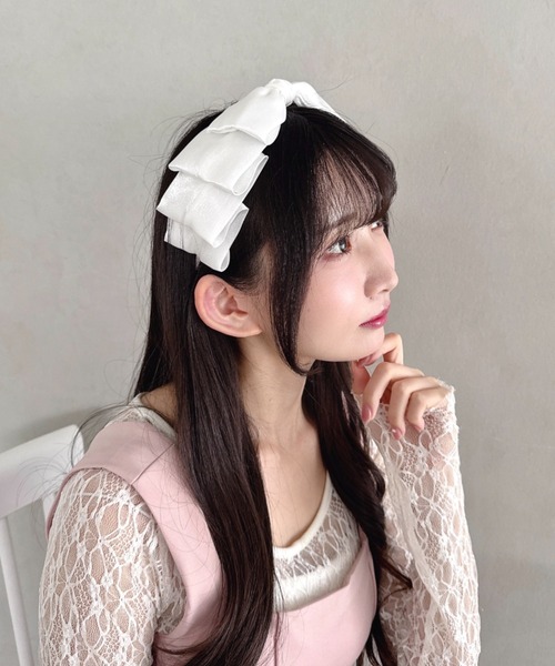 Loueme(ルエム)の「【7色展開】ボリュームリボンカチューシャ(カチューシャ・レディース・ピンク/ホワイト/ブラック/グレー/ライトブルー/アイボリー/レッド/ラベンダー/イエロー・FREE)」の17枚目の写真