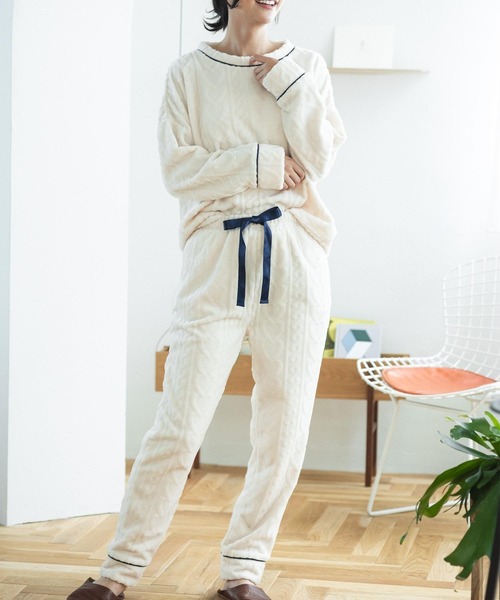 fran de lingerie（フランデランジェリー）の「ふんわり軽くて暖かいmemory fleece (メモリーフリース)さっと被れるプルオーバー 「メモリーフリース」 プルオーバー上下セット（ルームウェア/パジャマ・レディース・ピンク系その他2/ピンク系その他5/ブラウン系その他/ベージュ系その他/ネイビー/ホワイト系その他/オフホワイト・S-M/M-L）」の2枚目の写真