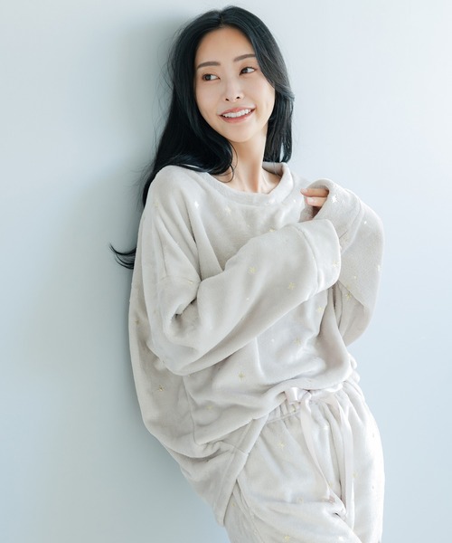 fran de lingerie（フランデランジェリー）の「ふんわり軽くて暖かいmemory fleece (メモリーフリース)さっと被れるプルオーバー 「メモリーフリース」 プルオーバー上下セット（ルームウェア/パジャマ・レディース・ピンク系その他2/ピンク系その他5/ブラウン系その他/ベージュ系その他/ネイビー/ホワイト系その他/オフホワイト・S-M/M-L）」の8枚目の写真