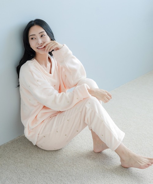 fran de lingerie（フランデランジェリー）の「ふんわり軽くて暖かいmemory fleece (メモリーフリース)さっと被れるプルオーバー 「メモリーフリース」 プルオーバー上下セット（ルームウェア/パジャマ・レディース・ピンク系その他2/ピンク系その他5/ブラウン系その他/ベージュ系その他/ネイビー/ホワイト系その他/オフホワイト・S-M/M-L）」の10枚目の写真