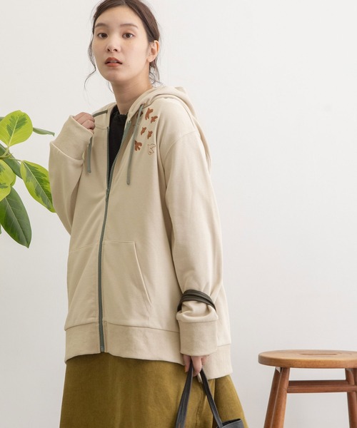 POU DOU DOU（プードゥドゥ）の「とり刺繍裏毛パーカー（パーカー・レディース・キナリ/ダークグレー/ブルー/ブラック・3）」の6枚目の写真