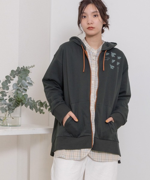 POU DOU DOU（プードゥドゥ）の「とり刺繍裏毛パーカー（パーカー・レディース・キナリ/ダークグレー/ブルー/ブラック・3）」の22枚目の写真