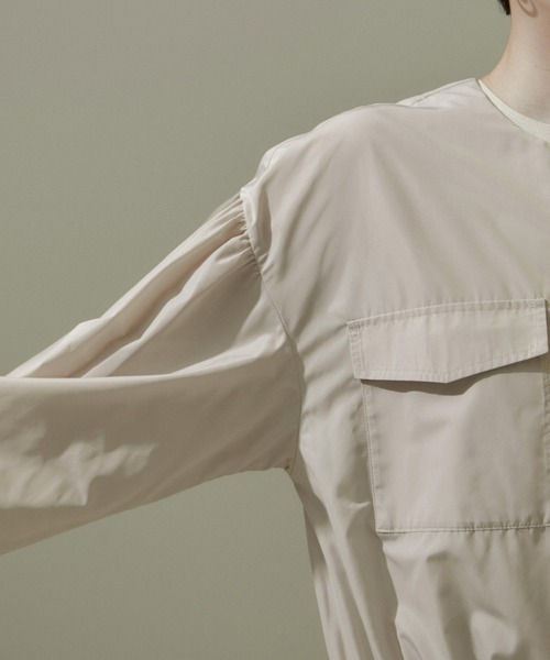 SALON adam et rope'（サロン アダム エ ロペ）の「【WEB限定】ミリタリーノーカラーショートブルゾン/24SS（ブルゾン・レディース・ブラック/ベージュ/オリーブ・FREE）」の18枚目の写真