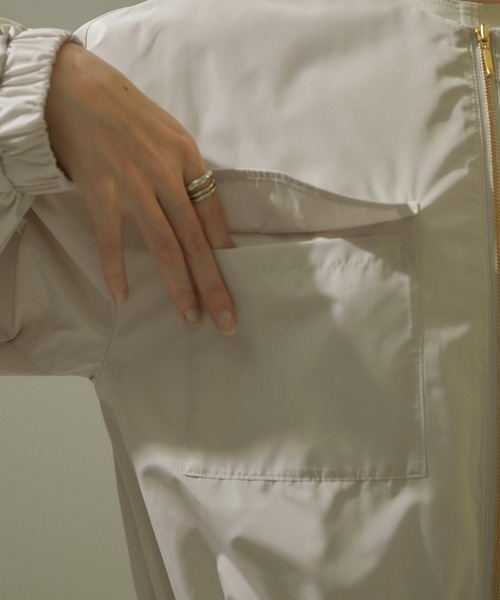 SALON adam et rope'（サロン アダム エ ロペ）の「【WEB限定】ミリタリーノーカラーショートブルゾン/24SS（ブルゾン・レディース・ブラック/ベージュ/オリーブ・FREE）」の21枚目の写真