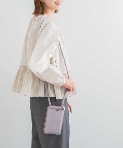 URBAN RESEARCH ROSSO WOMEN（アーバンリサーチ　ロッソ）の「VIOLAd’ORO　ADRIA型押しスマートフォンポシェット（ショルダーバッグ・レディース・ラベンダー/ベージュ系その他/ブラック・-）」の4枚目の写真