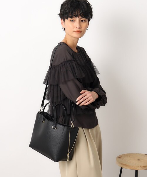 OPAQUE.CLIP(オペークドットクリップ)の「◆【軽量/2WAY/通勤対応】シュリンク合皮ミドルトートバッグ(トートバッグ・レディース・ライトグレー/ベージュ/ブラック/ホワイト系9・00)」の6枚目の写真