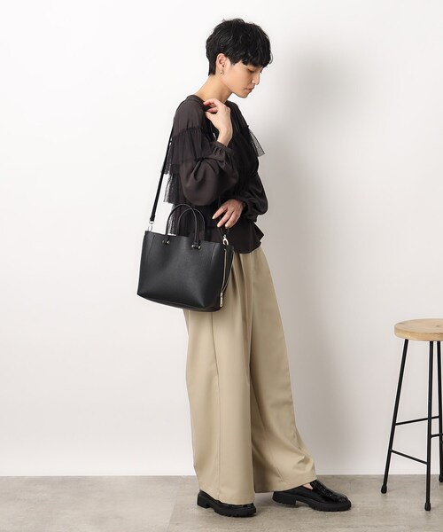 OPAQUE.CLIP(オペークドットクリップ)の「◆【軽量/2WAY/通勤対応】シュリンク合皮ミドルトートバッグ(トートバッグ・レディース・ライトグレー/ベージュ/ブラック/ホワイト系9・00)」の7枚目の写真