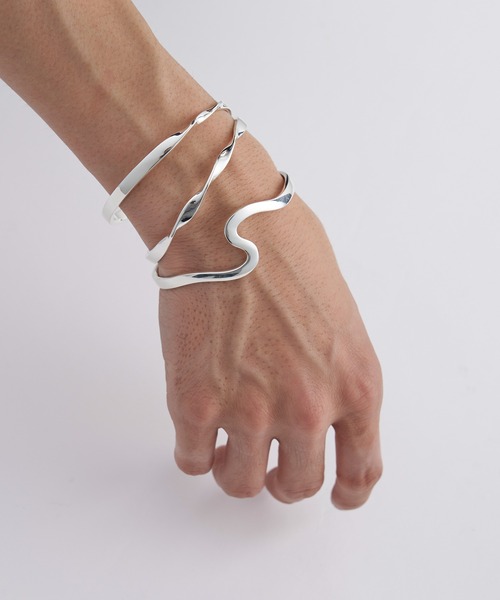 Lui's（ルイス）の「アクセサリーブランド【Ah / アー】”S”LETTERカーブバングル（バングル/リストバンド・メンズ・シルバー・FREE）」の3枚目の写真