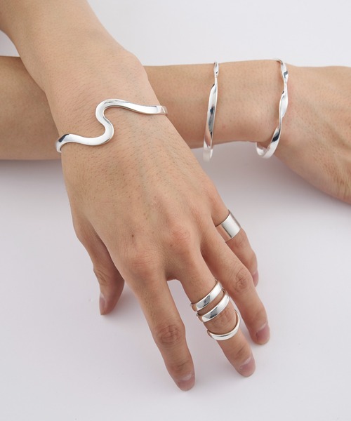 Lui's（ルイス）の「アクセサリーブランド【Ah / アー】”S”LETTERカーブバングル（バングル/リストバンド・メンズ・シルバー・FREE）」の4枚目の写真