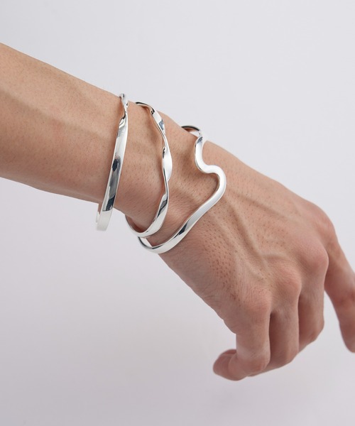Lui's（ルイス）の「アクセサリーブランド【Ah / アー】”S”LETTERカーブバングル（バングル/リストバンド・メンズ・シルバー・FREE）」の5枚目の写真