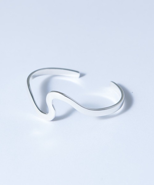 Lui's（ルイス）の「アクセサリーブランド【Ah / アー】”S”LETTERカーブバングル（バングル/リストバンド・メンズ・シルバー・FREE）」の6枚目の写真