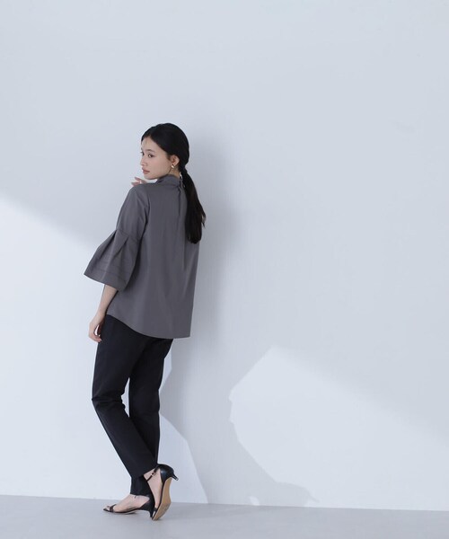 NATURAL BEAUTY BASIC(ナチュラルビューティーベーシック)の「◇フレアカフスリボンボウブラウス(シャツ/ブラウス・レディース・ブルー/オフホワイト/チャコールグレー・MEDIUM/SMALL)」の4枚目の写真