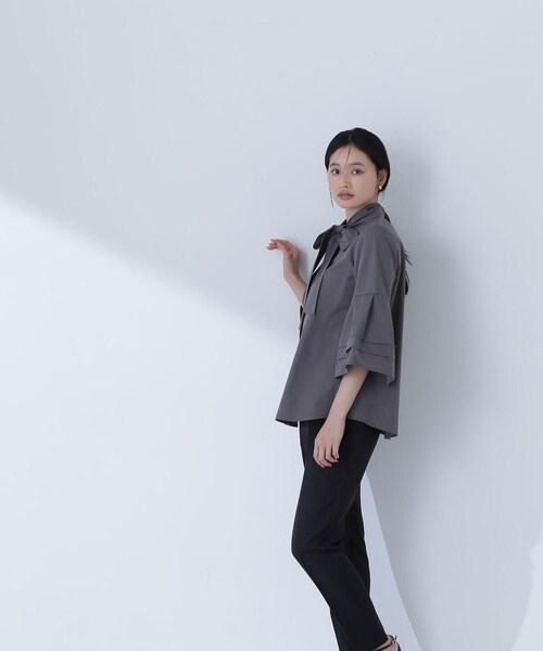 NATURAL BEAUTY BASIC(ナチュラルビューティーベーシック)の「◇フレアカフスリボンボウブラウス(シャツ/ブラウス・レディース・ブルー/オフホワイト/チャコールグレー・MEDIUM/SMALL)」の6枚目の写真