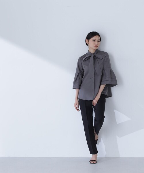 NATURAL BEAUTY BASIC(ナチュラルビューティーベーシック)の「◇フレアカフスリボンボウブラウス(シャツ/ブラウス・レディース・ブルー/オフホワイト/チャコールグレー・MEDIUM/SMALL)」の8枚目の写真