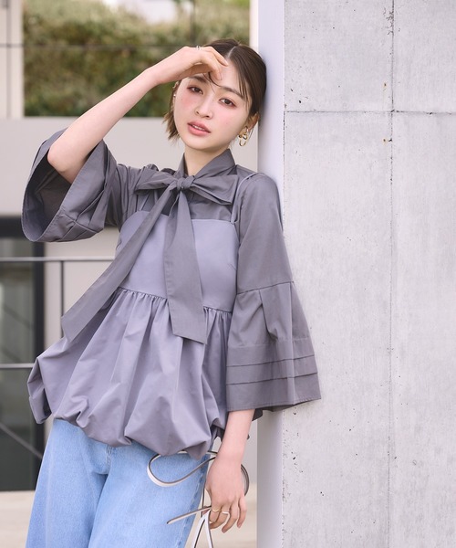 NATURAL BEAUTY BASIC(ナチュラルビューティーベーシック)の「◇フレアカフスリボンボウブラウス(シャツ/ブラウス・レディース・ブルー/オフホワイト/チャコールグレー・MEDIUM/SMALL)」の2枚目の写真